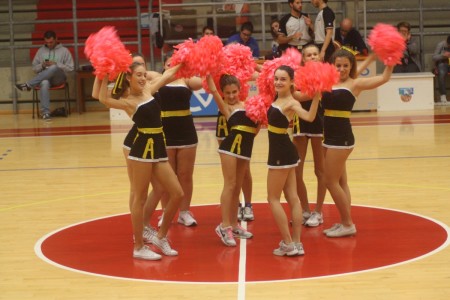 Le cheer-leaders stanno diventando una piacevole abitudine per gli spettatori del PalaCarrino. Brave!