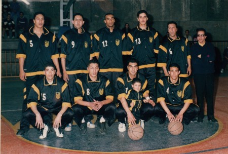 Il giovin Hamid Gaadoudi in una foto della sua squadra di club, il M.A.S., tiene vicino a sè un bimbo ben noto...