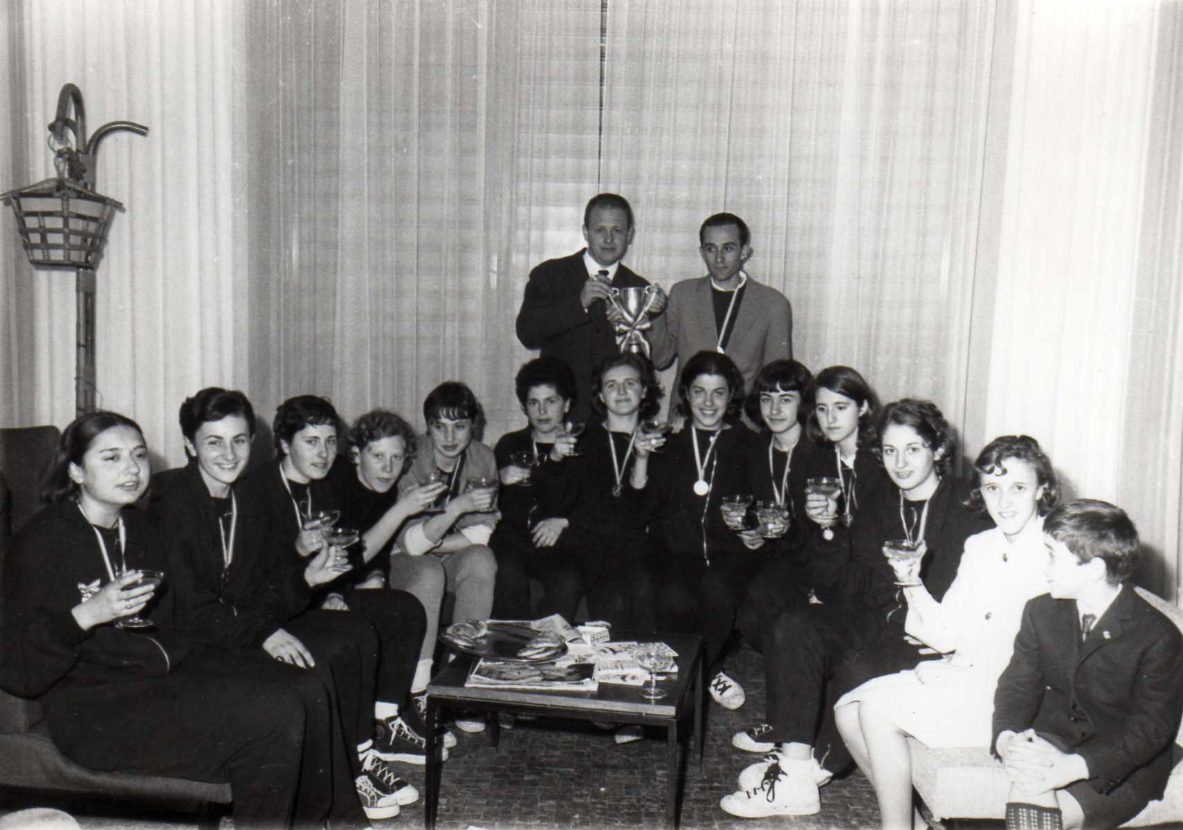 trofeo-nazionale-femm-fari-1-classificata-casa-marchesani-premiazione-1965